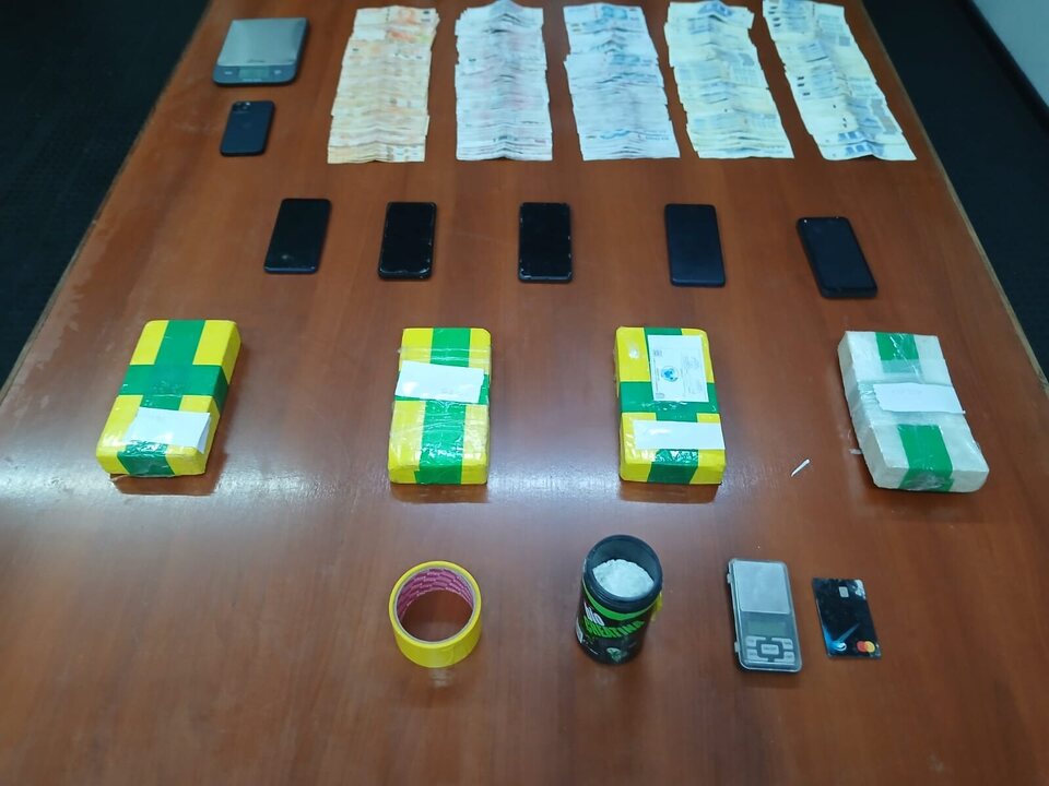 Cinco detenidos y más de cuatro kilos de cocaína secuestrados en operativos